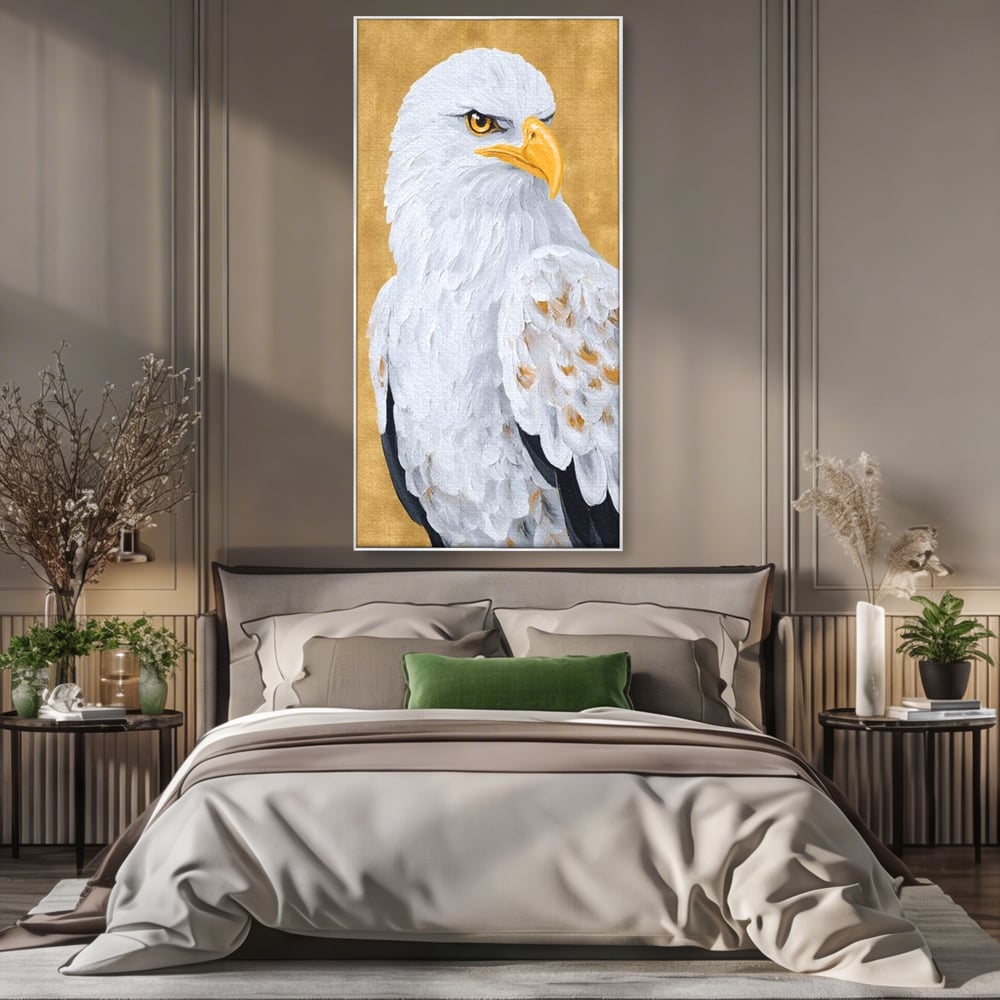 Tablou canvas cu tablou canvas cu vultur alb, in rama de aluminiu argintiu, pe perete intr-un dormitor